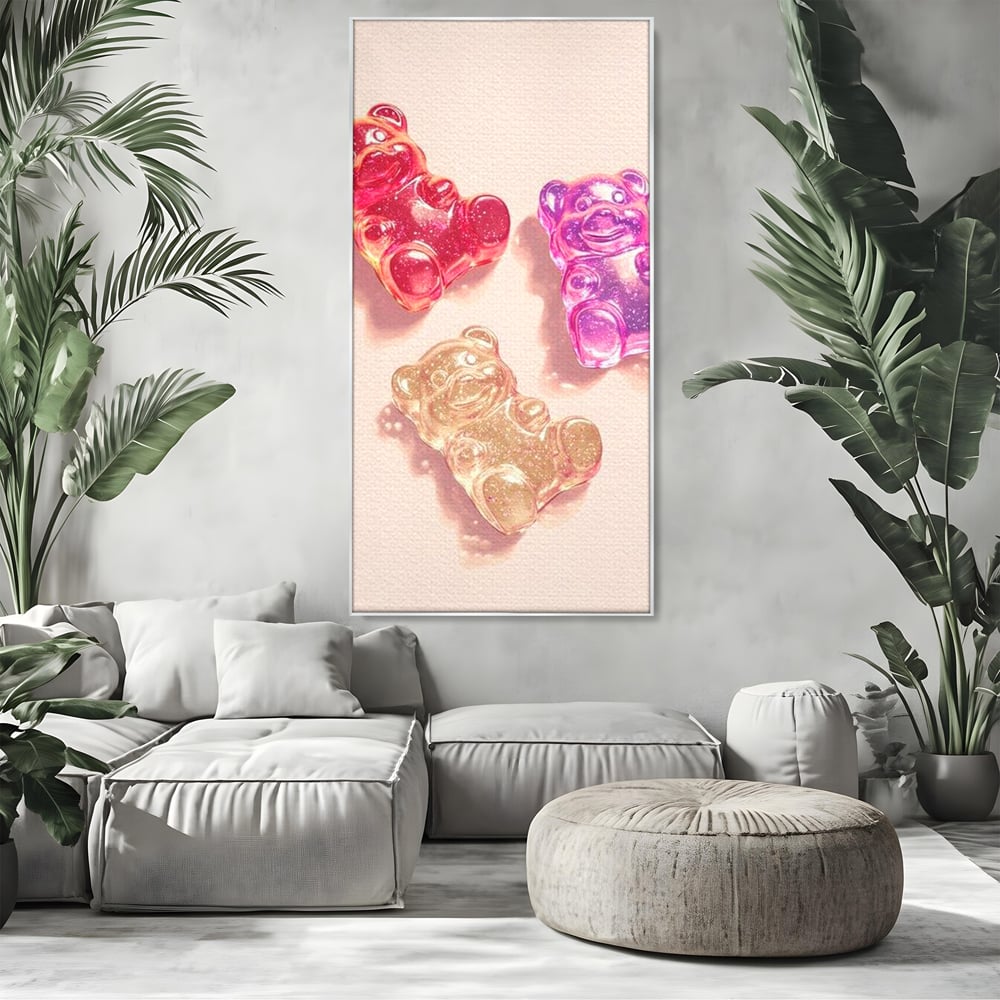 Tablou canvas cu tablou canvas cu trei ursuleti gelee, in rama de aluminiu argintiu, pe perete intr-un living